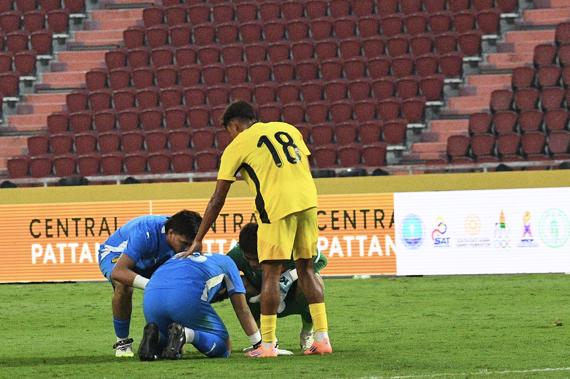 Thắng 2-0 đẹp mắt, dàn hot boy U22 Việt Nam còn ghi điểm bởi hành động đẹp hơn với đối thủ Malaysia- Ảnh 6.