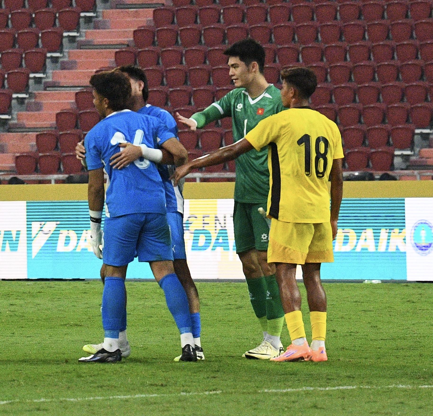 Thắng 2-0 đẹp mắt, dàn hot boy U22 Việt Nam còn ghi điểm bởi hành động đẹp hơn với đối thủ Malaysia- Ảnh 7.