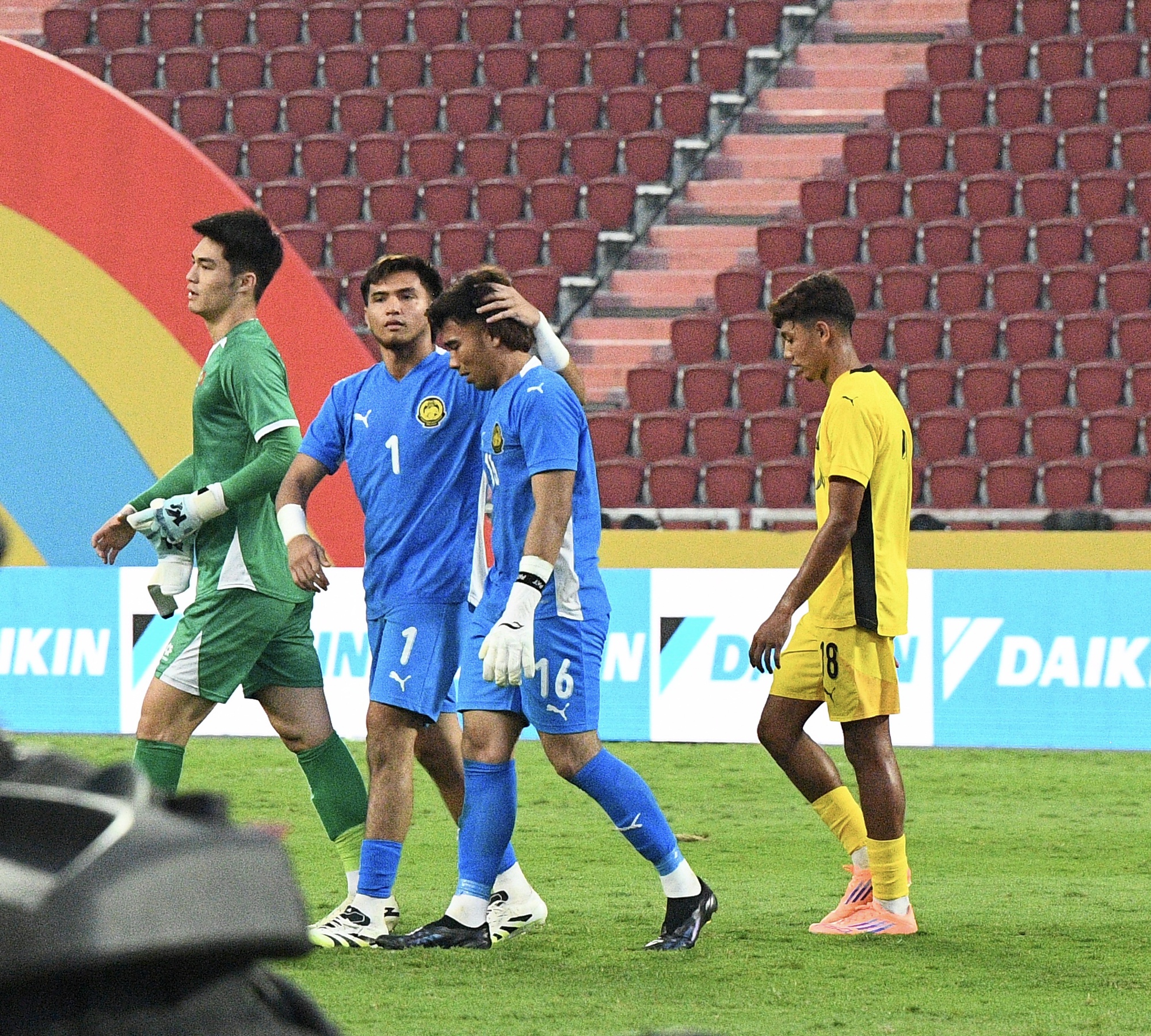 Thắng 2-0 đẹp mắt, dàn hot boy U22 Việt Nam còn ghi điểm bởi hành động đẹp hơn với đối thủ Malaysia- Ảnh 8.