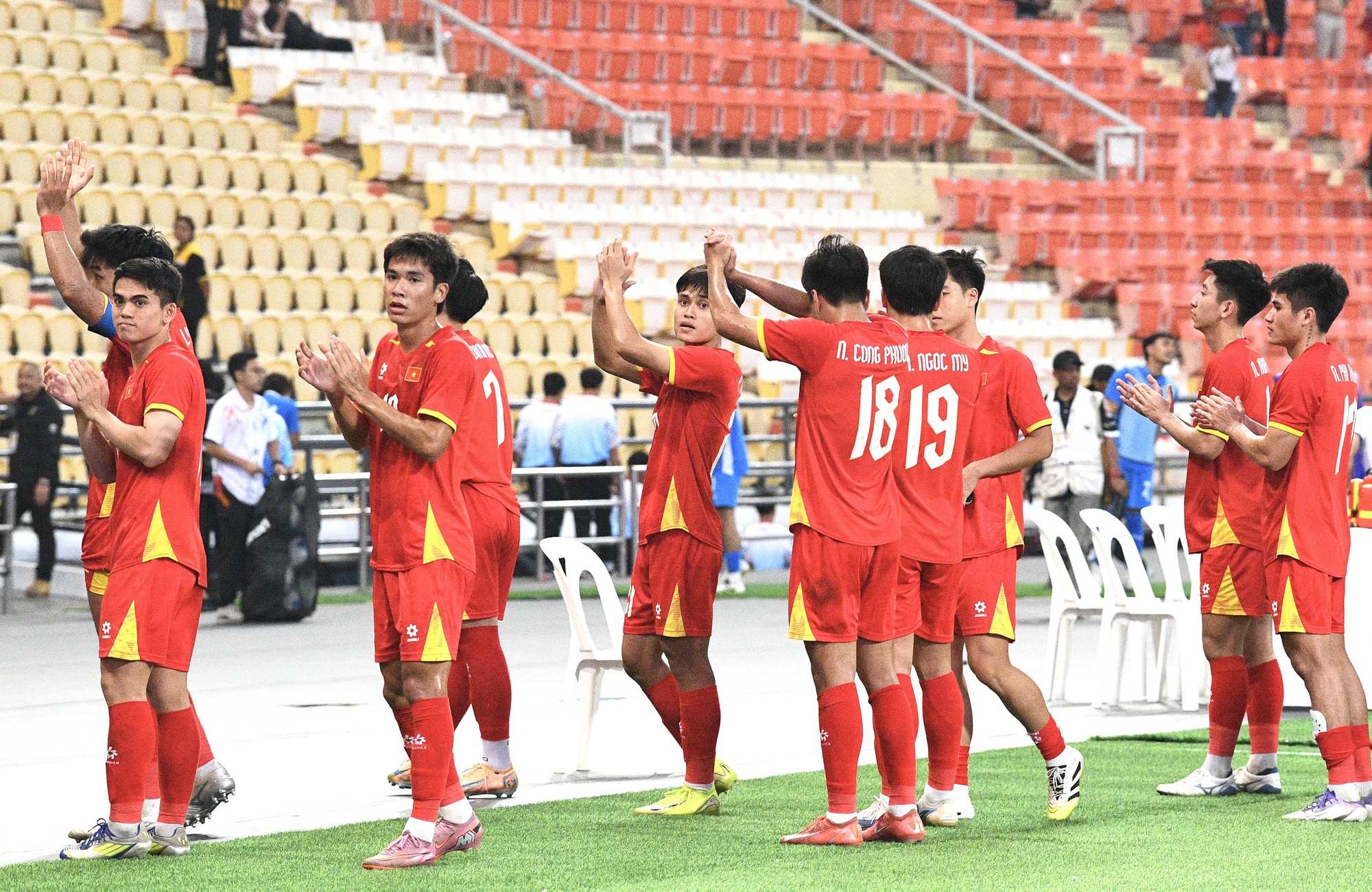 Thắng 2-0 đẹp mắt, dàn hot boy U22 Việt Nam còn ghi điểm bởi hành động đẹp hơn với đối thủ Malaysia- Ảnh 15.