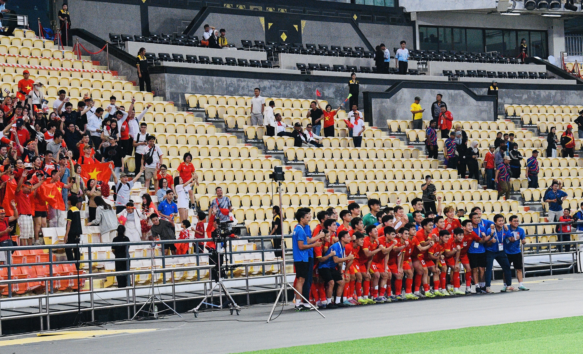 Thắng 2-0 đẹp mắt, dàn hot boy U22 Việt Nam còn ghi điểm bởi hành động đẹp hơn với đối thủ Malaysia- Ảnh 12.