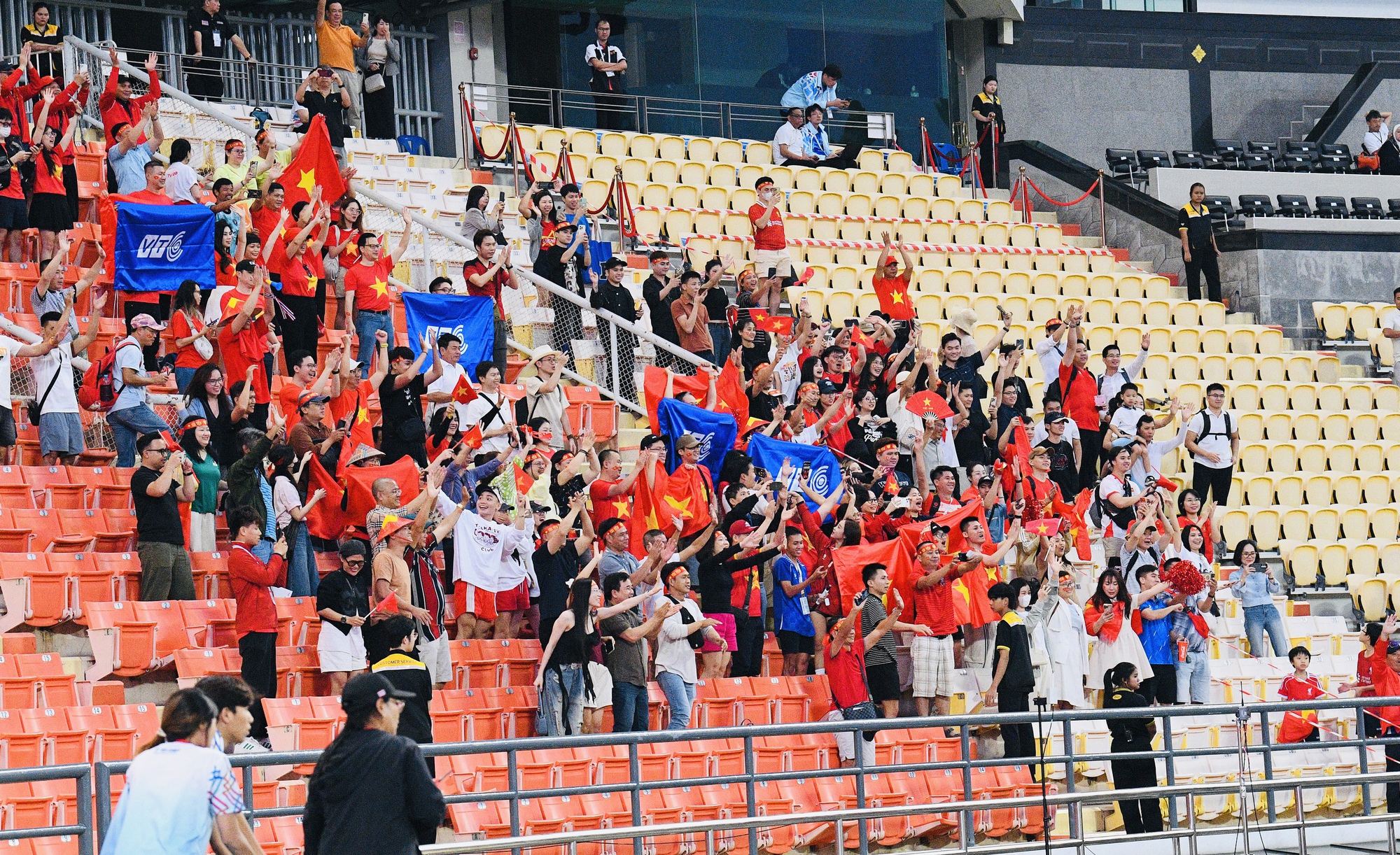 Thắng 2-0 đẹp mắt, dàn hot boy U22 Việt Nam còn ghi điểm bởi hành động đẹp hơn với đối thủ Malaysia- Ảnh 11.