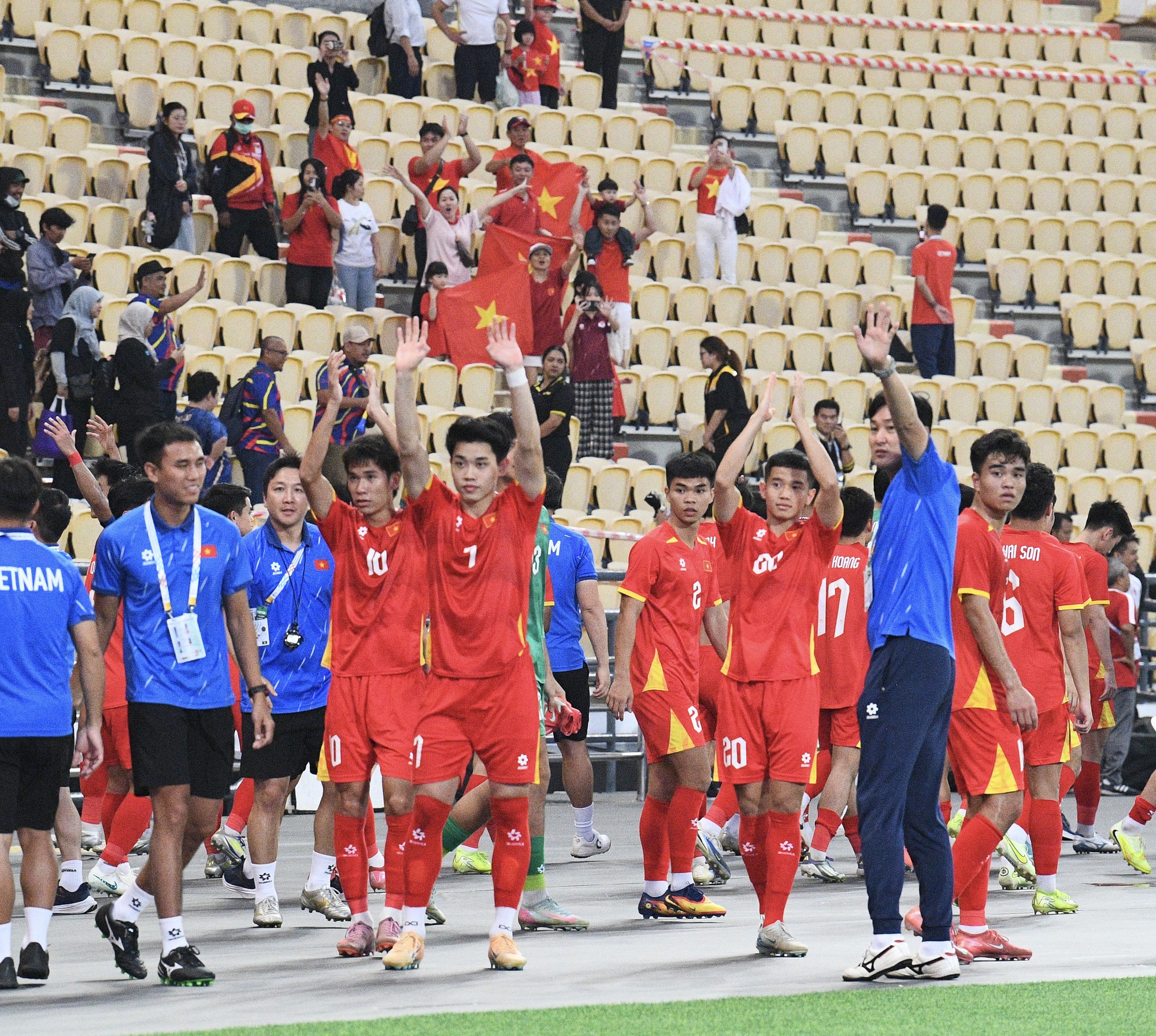 Thắng 2-0 đẹp mắt, dàn hot boy U22 Việt Nam còn ghi điểm bởi hành động đẹp hơn với đối thủ Malaysia- Ảnh 13.