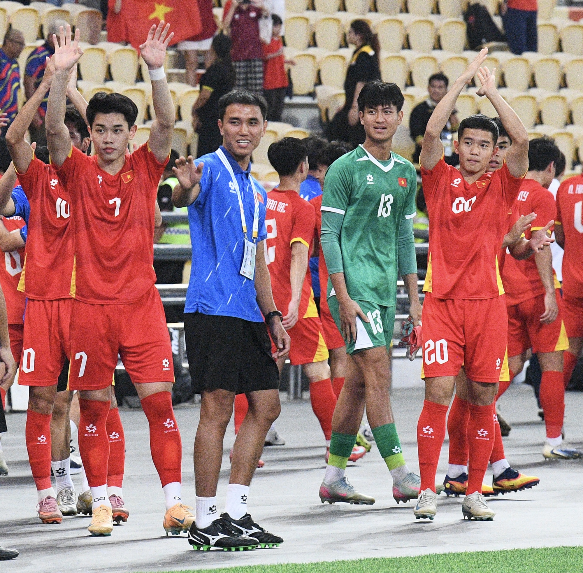 Thắng 2-0 đẹp mắt, dàn hot boy U22 Việt Nam còn ghi điểm bởi hành động đẹp hơn với đối thủ Malaysia- Ảnh 16.