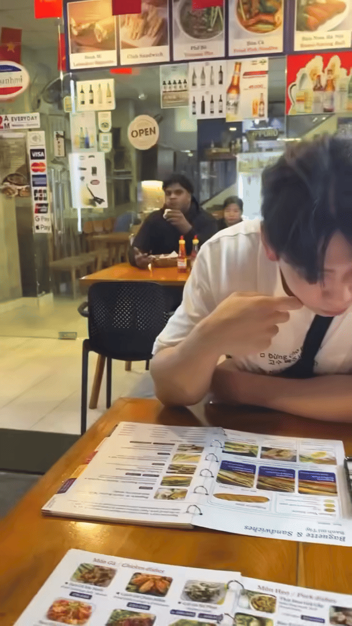 Khách Hàn đến Việt Nam mặc áo có dòng chữ đặc biệt, nhất định không ăn một loại rau - Ảnh 1.