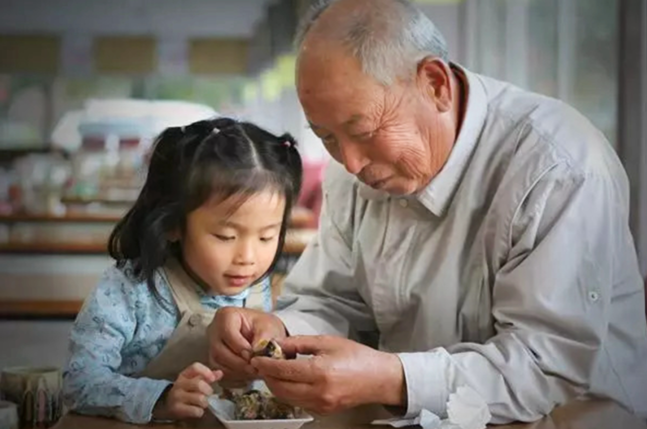 Con cái hiếu thảo và 4 câu nói thể hiện tình yêu thương cha mẹ - Ảnh 1.