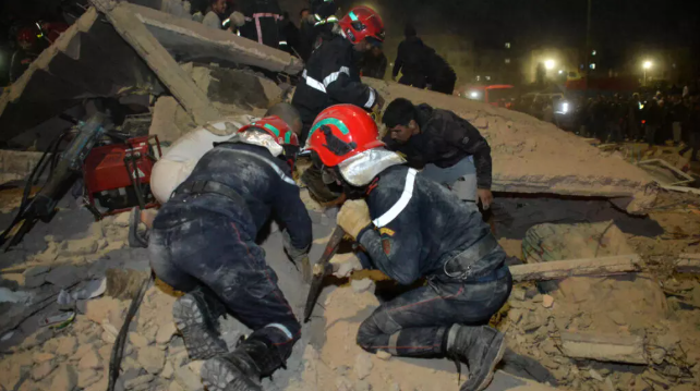 Thảm họa sập tòa nhà: Người dân đào bới tìm người thân - Ảnh 2. Thảm họa sập tòa nhà: Người dân đào bới tìm người thân - Ảnh 2.