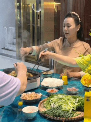 Phương Oanh lộ diện, ngoại hình hiện tại sao lại thế này?- Ảnh 3. Phương Oanh lộ diện, ngoại hình hiện tại sao lại thế này?- Ảnh 3.