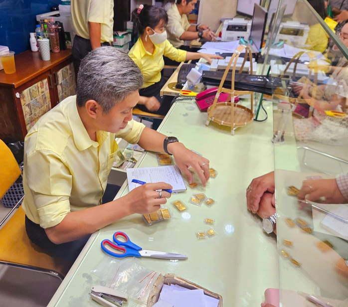 Gi&aacute; v&agrave;ng miếng SJC giảm trở lại v&agrave;o Cuối ng&agrave;y 11 - 12 , người d&acirc;n n&ecirc;n ch&uacute; &yacute; - Ảnh 2.