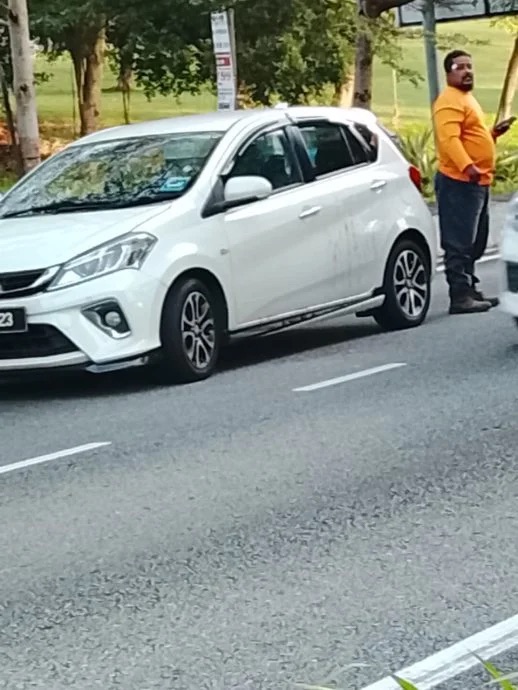 2 người đàn ông ngồi trong ô tô bị bắn, nhìn vào xe ai cũng sợ hãi - Ảnh 3.