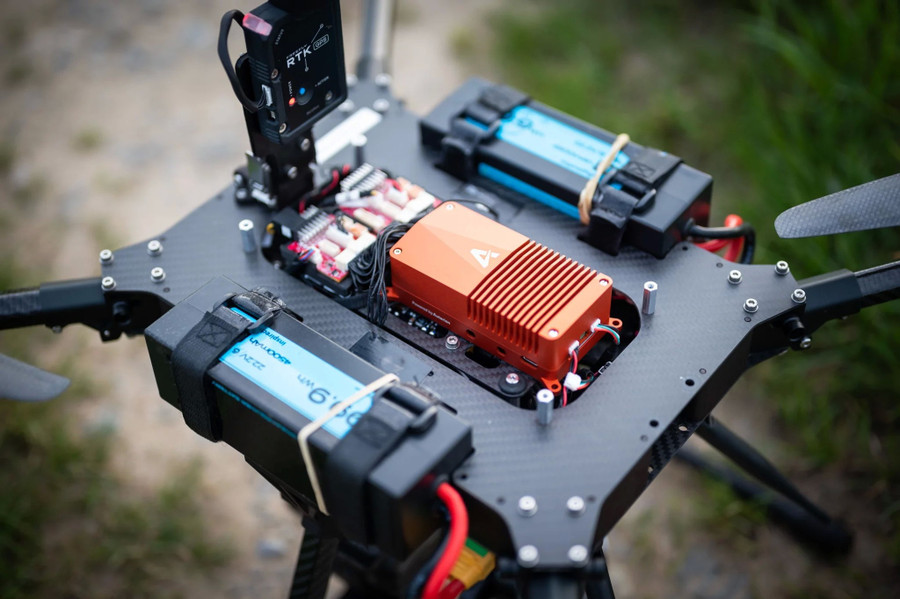 Hệ thống Nemyx điều khiển bầy đàn UAV tấn công xe tăng hiệu quả - Ảnh 2.