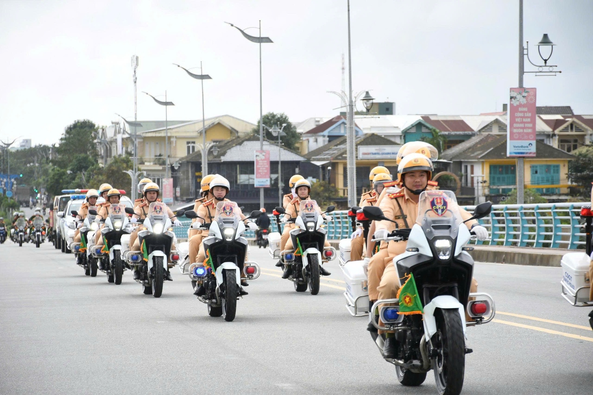 CSGT toàn quốc kiểm tra nồng độ cồn từ 10 giờ sáng Mùng 1 Tết Nguyên đán Bính Ngọ - Ảnh 1. CSGT toàn quốc kiểm tra nồng độ cồn từ 10 giờ sáng Mùng 1 Tết Nguyên đán Bính Ngọ - Ảnh 1.