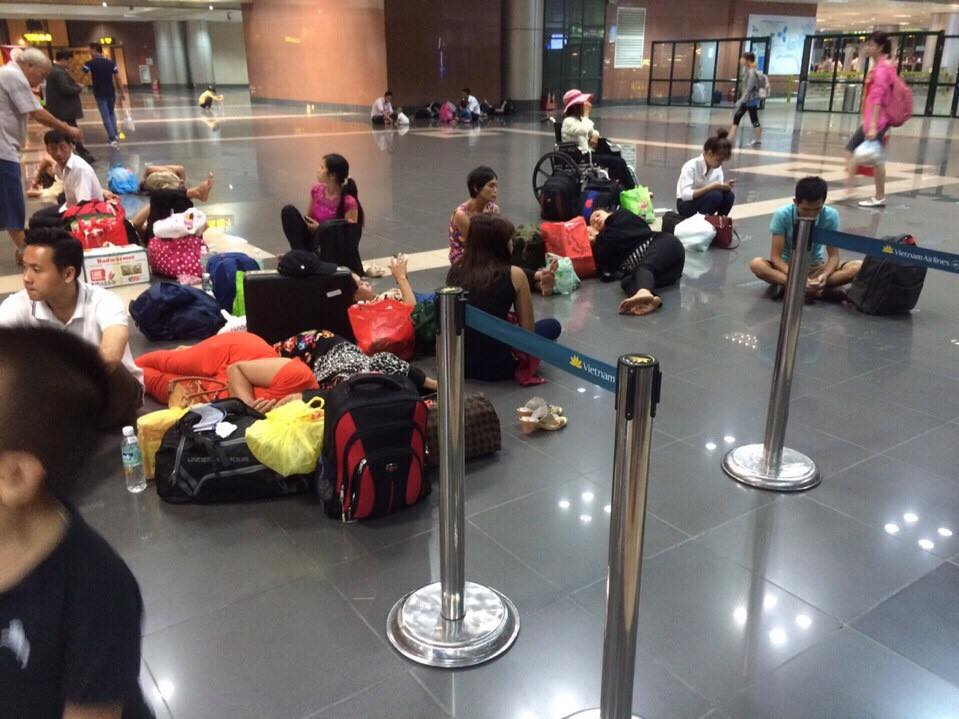 Hành khách bị delay tại Nội Bài, Tân Sơn Nhất, Đà Nẵng có thể ngủ ở sân bay: Nhiều trường hợp được miễn phí - Ảnh 1.