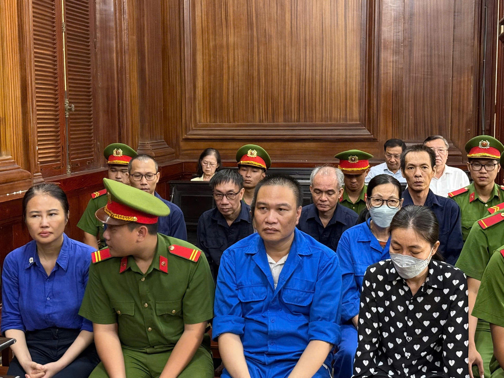 Cựu Giám đốc Sở GD - ĐT TPHCM cùng phó Giám đốc nhận án treo và tù giam - Ảnh 2.