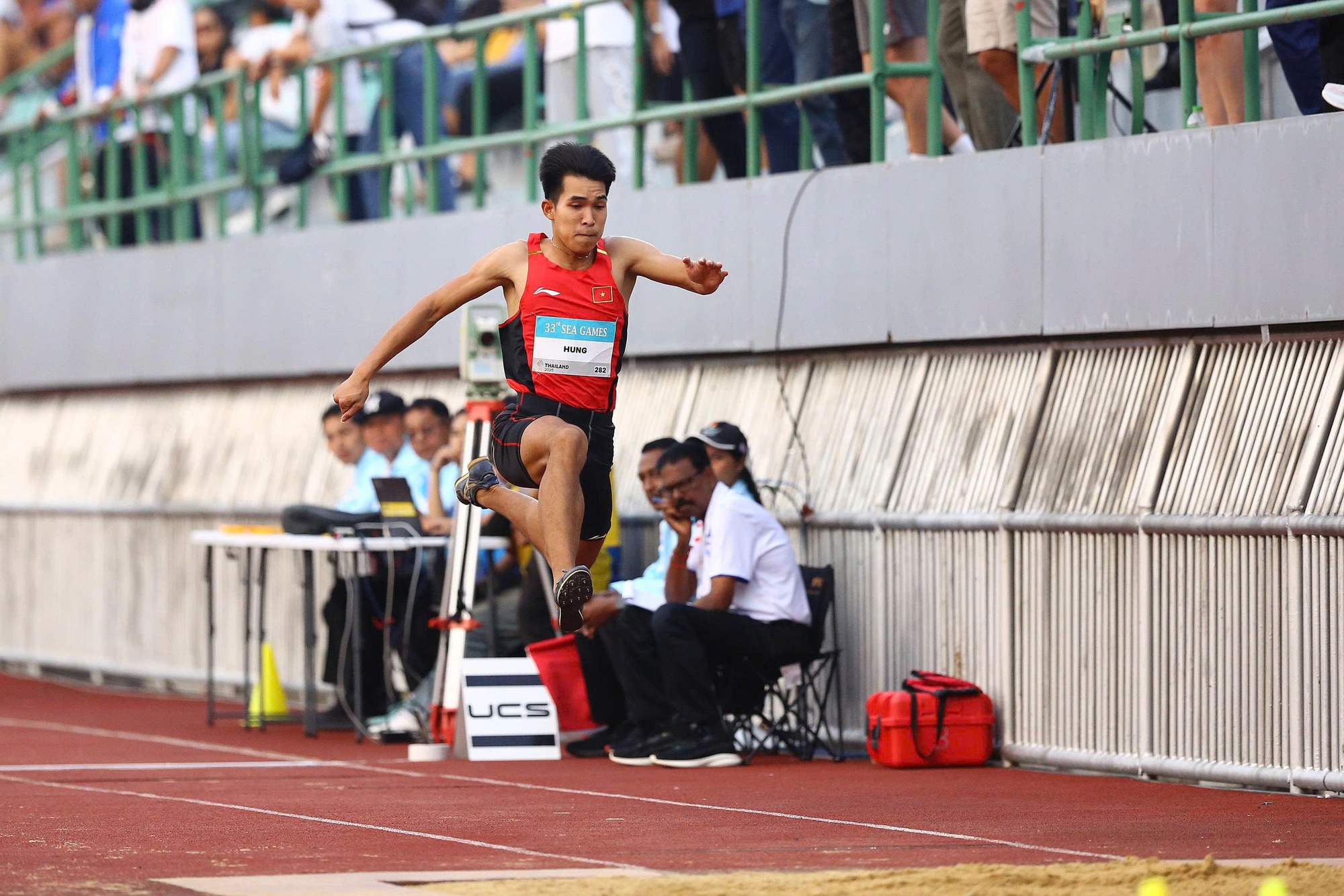 Khoảnh khắc xúc động, người bố chân đứng không vững, mắt rớm lệ khi con trai giành HCV SEA Games cho Việt Nam- Ảnh 5.