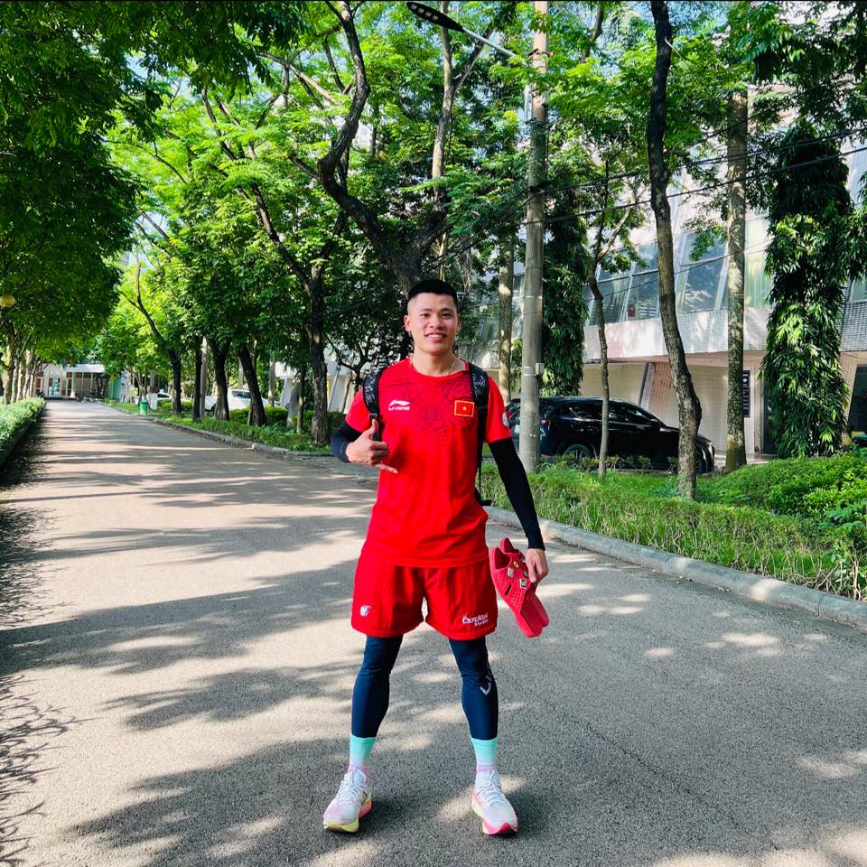 Thương lắm hình ảnh VĐV Việt Nam tập tễnh lê từng bước về đích, rồi nằm vật trên sân ở chung kết SEA Games 33- Ảnh 4. Thương lắm hình ảnh VĐV Việt Nam tập tễnh lê từng bước về đích, rồi nằm vật trên sân ở chung kết SEA Games 33- Ảnh 4.