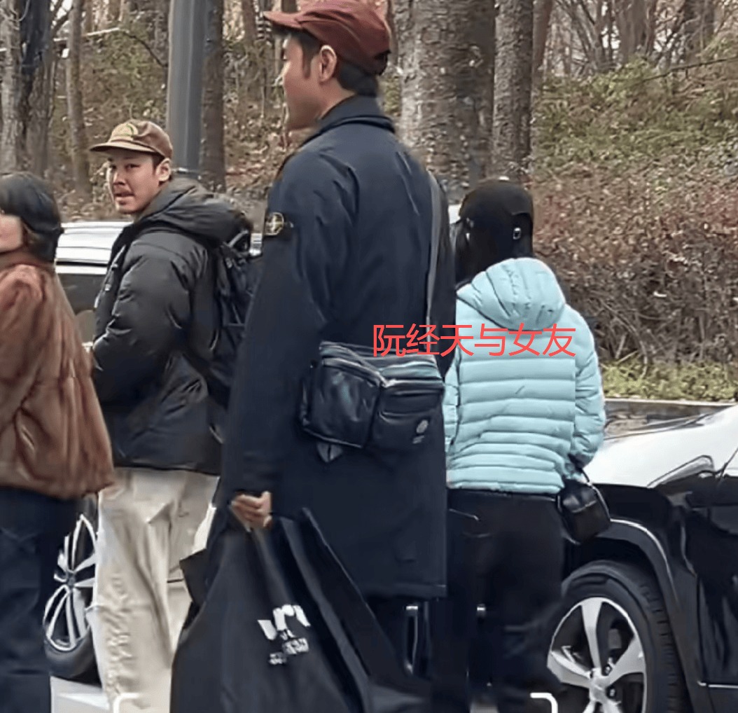 Tóm dính "trai hư showbiz" U45 bay sang tận Hàn Quốc hẹn hò nữ sinh viên bốc lửa kém 20 tuổi - Ảnh 2. Tóm dính "trai hư showbiz" U45 bay sang tận Hàn Quốc hẹn hò nữ sinh viên bốc lửa kém 20 tuổi - Ảnh 2.