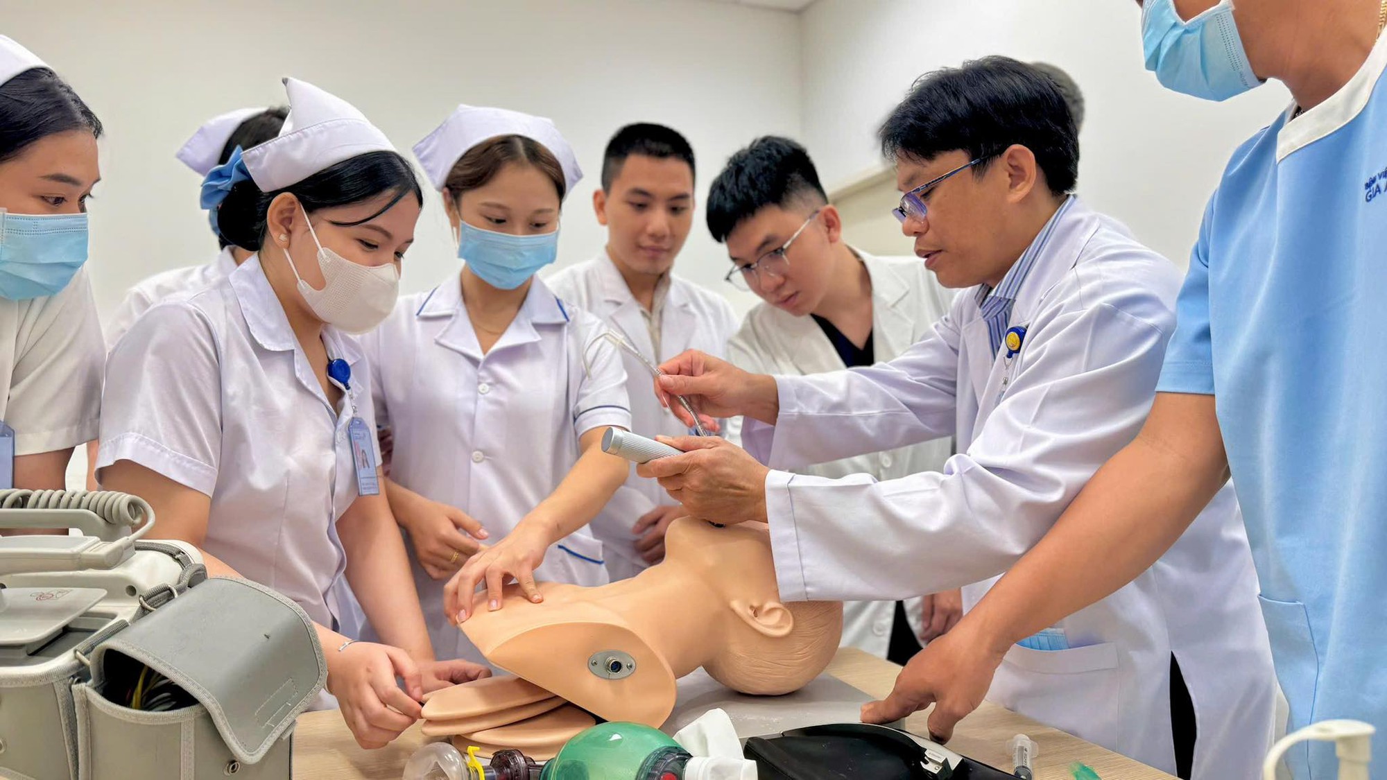 Bác Sĩ Cấp Cứu Đau Lòng Trước Bé Gái 3 Tuổi Sặc Thức Ăn Ở Nhà Trẻ Lời Cảnh Báo Từ Bác Sĩ Cấp Cứu Sau Vụ Bé Gái 3 Tuổi Tử Vong Vì Sặc Thức Ăn Tại Nhà Trẻ - Ảnh 2.