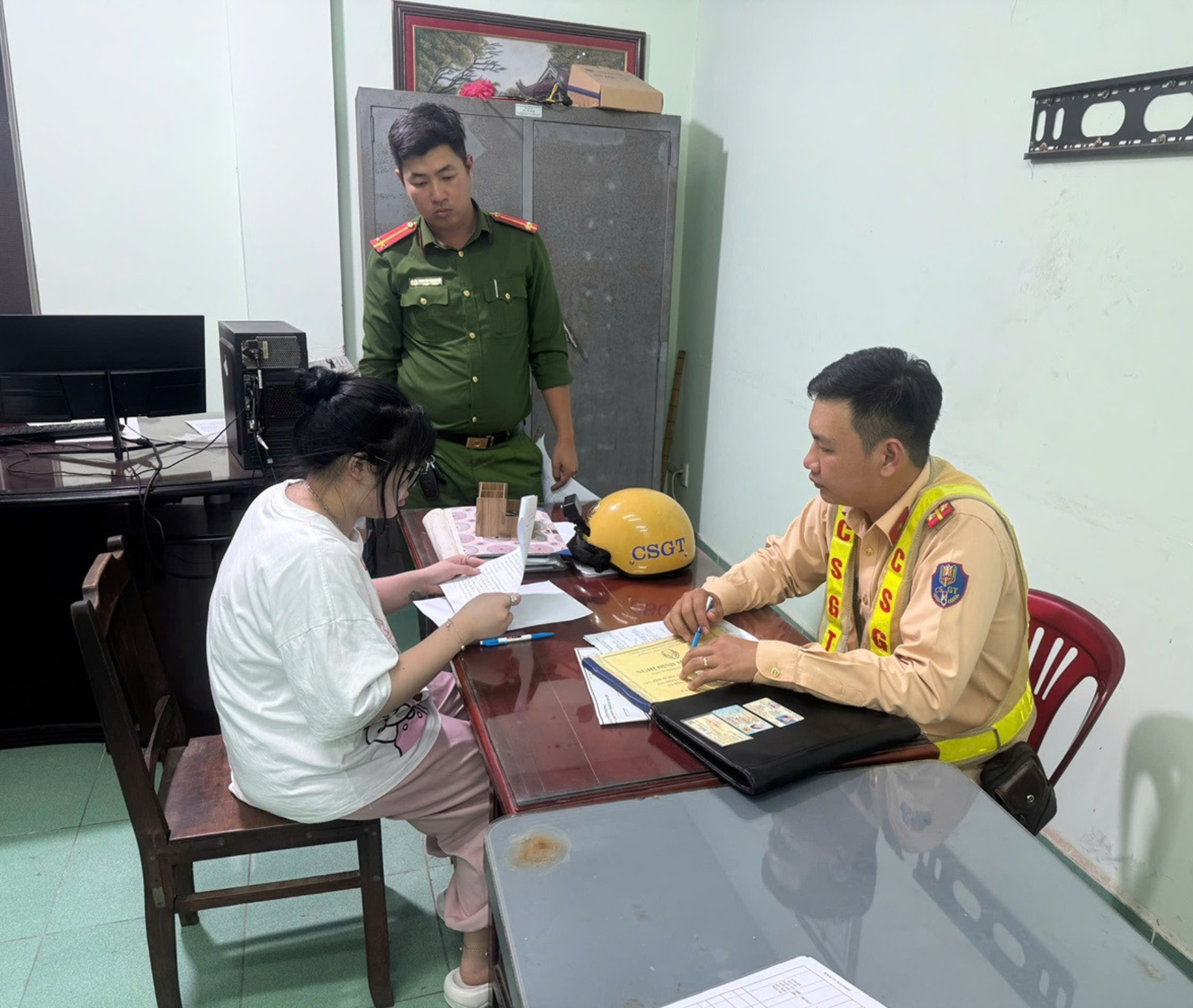 Cái kết cho cô gái ở TPHCM chắp tay lạy khi đang điều khiển xe máy - Ảnh 1.