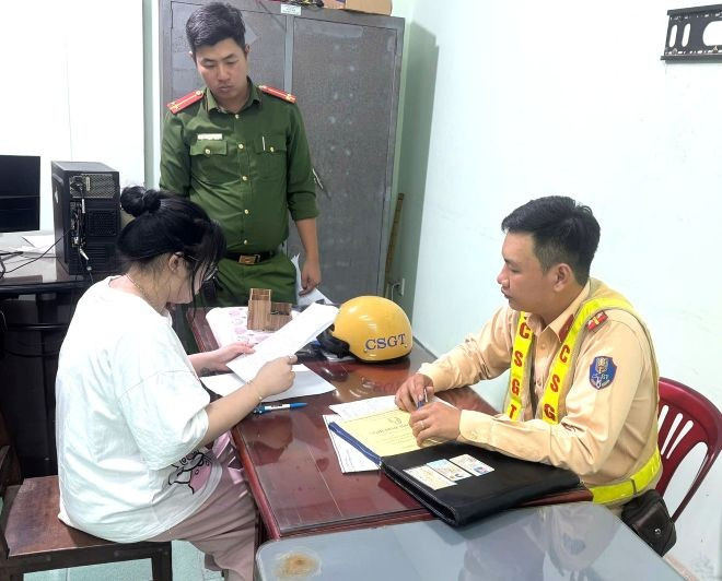 Triệu tập cô gái chạy xe máy buông tay gây xôn xao ở TPHCM - Ảnh 1.