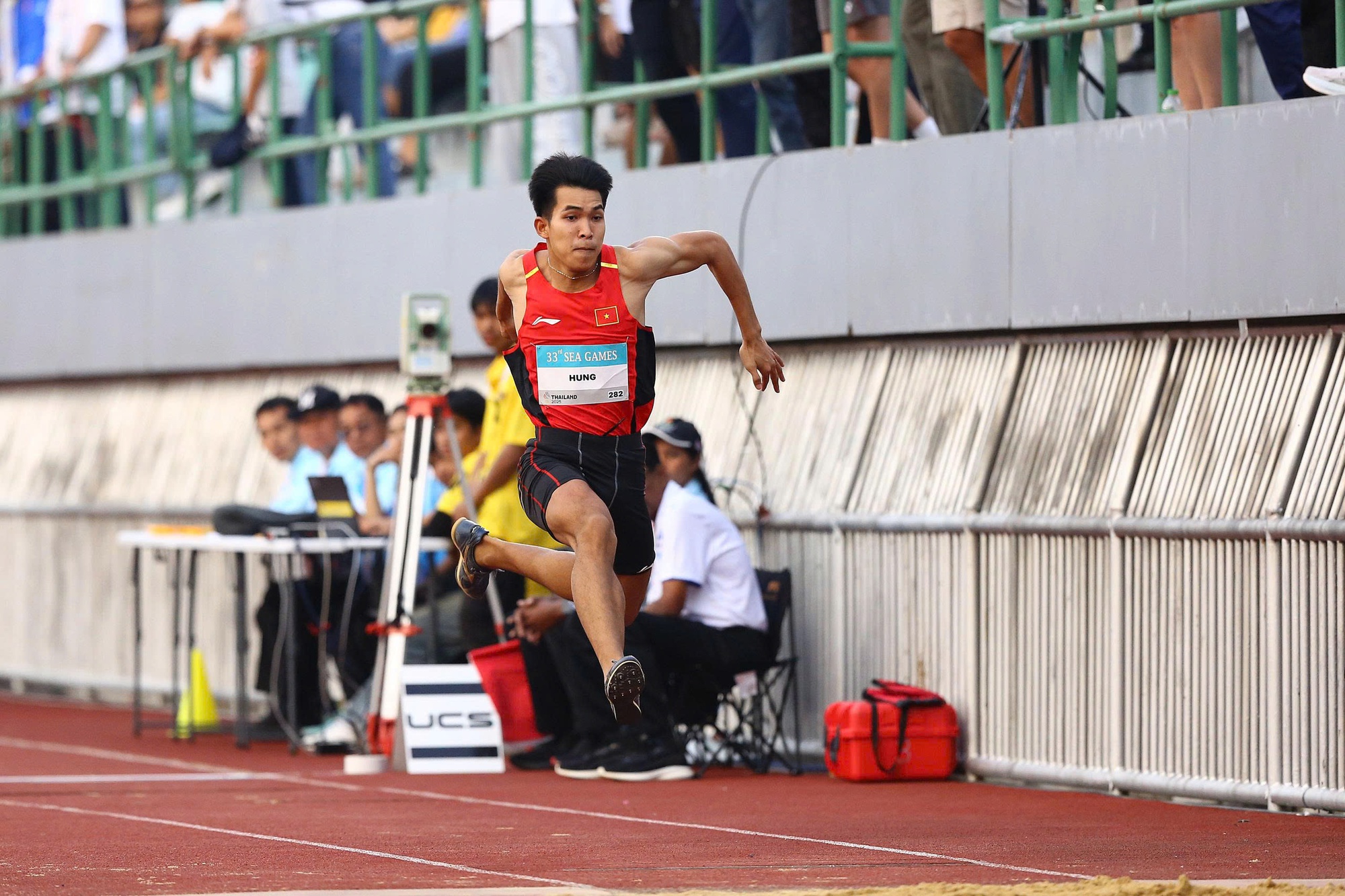 Khoảnh khắc xúc động, người bố chân đứng không vững, mắt rớm lệ khi con trai giành HCV SEA Games cho Việt Nam- Ảnh 4.