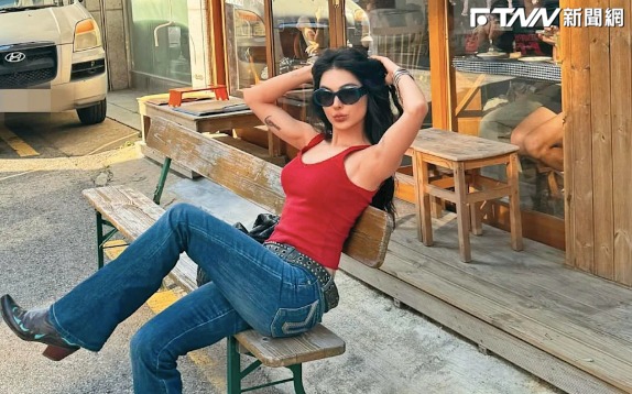 Tóm dính "trai hư showbiz" U45 bay sang tận Hàn Quốc hẹn hò nữ sinh viên bốc lửa kém 20 tuổi - Ảnh 6. Tóm dính "trai hư showbiz" U45 bay sang tận Hàn Quốc hẹn hò nữ sinh viên bốc lửa kém 20 tuổi - Ảnh 6.