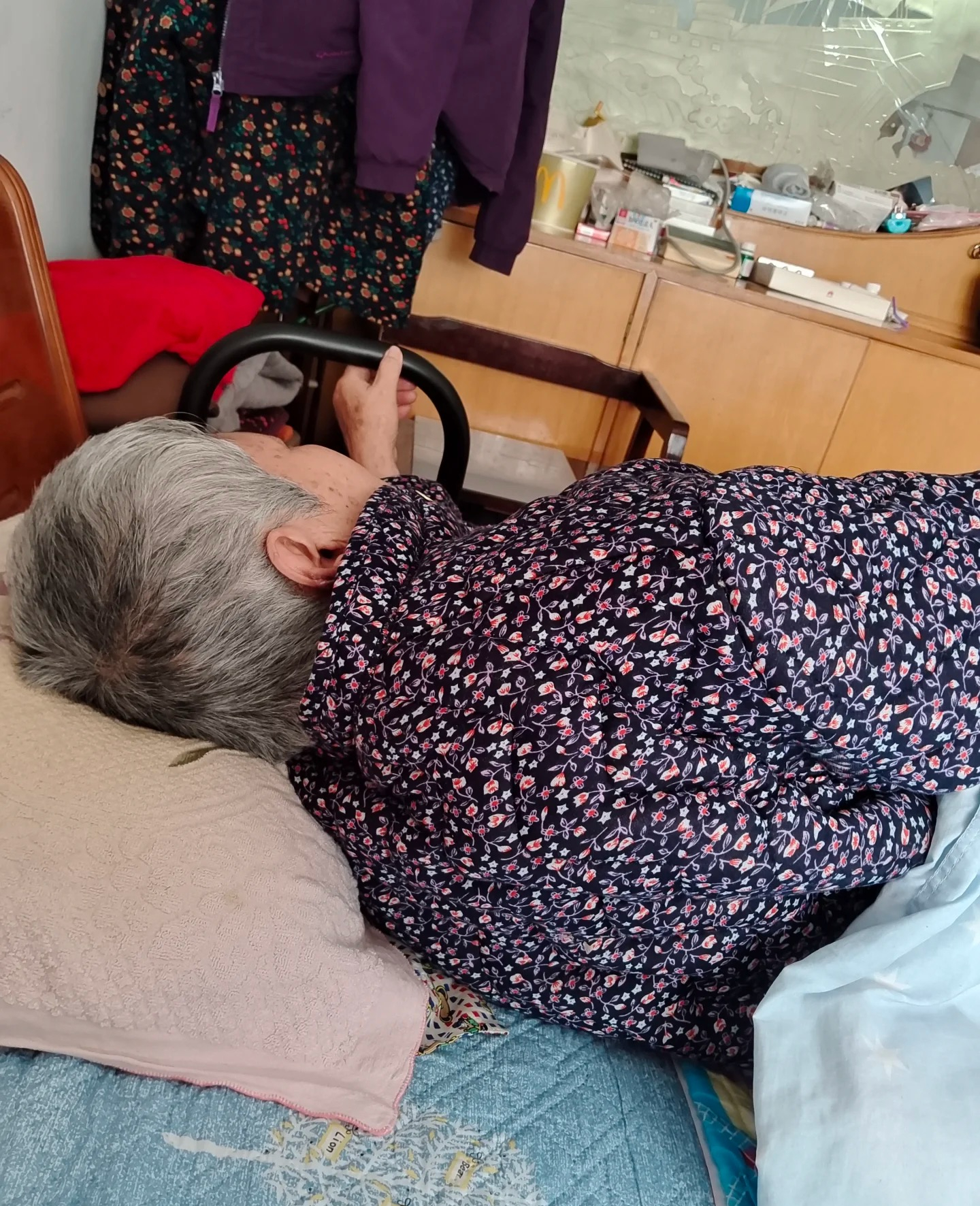 Con trai r&uacute;t 100 tỷ mẹ qua đời để lại, nh&acirc;n vi&ecirc;n ng&acirc;n h&agrave;ng quyết kh&ocirc;ng trả: Anh kh&ocirc;ng c&oacute; quyền!- Ảnh 1.