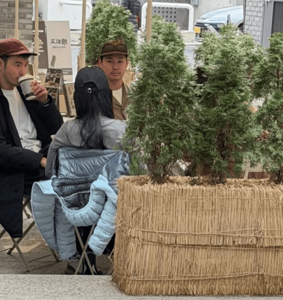 Tóm dính "trai hư showbiz" U45 bay sang tận Hàn Quốc hẹn hò nữ sinh viên bốc lửa kém 20 tuổi - Ảnh 4. Tóm dính "trai hư showbiz" U45 bay sang tận Hàn Quốc hẹn hò nữ sinh viên bốc lửa kém 20 tuổi - Ảnh 4.