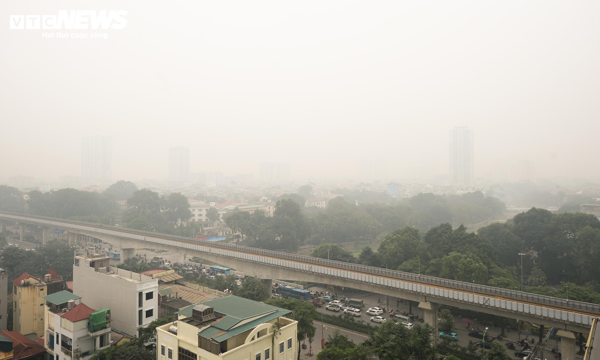 Hà Nội ô nhiễm không khí thứ 3 thế giới , người dân lo lắng về sức khỏe - Ảnh 3.