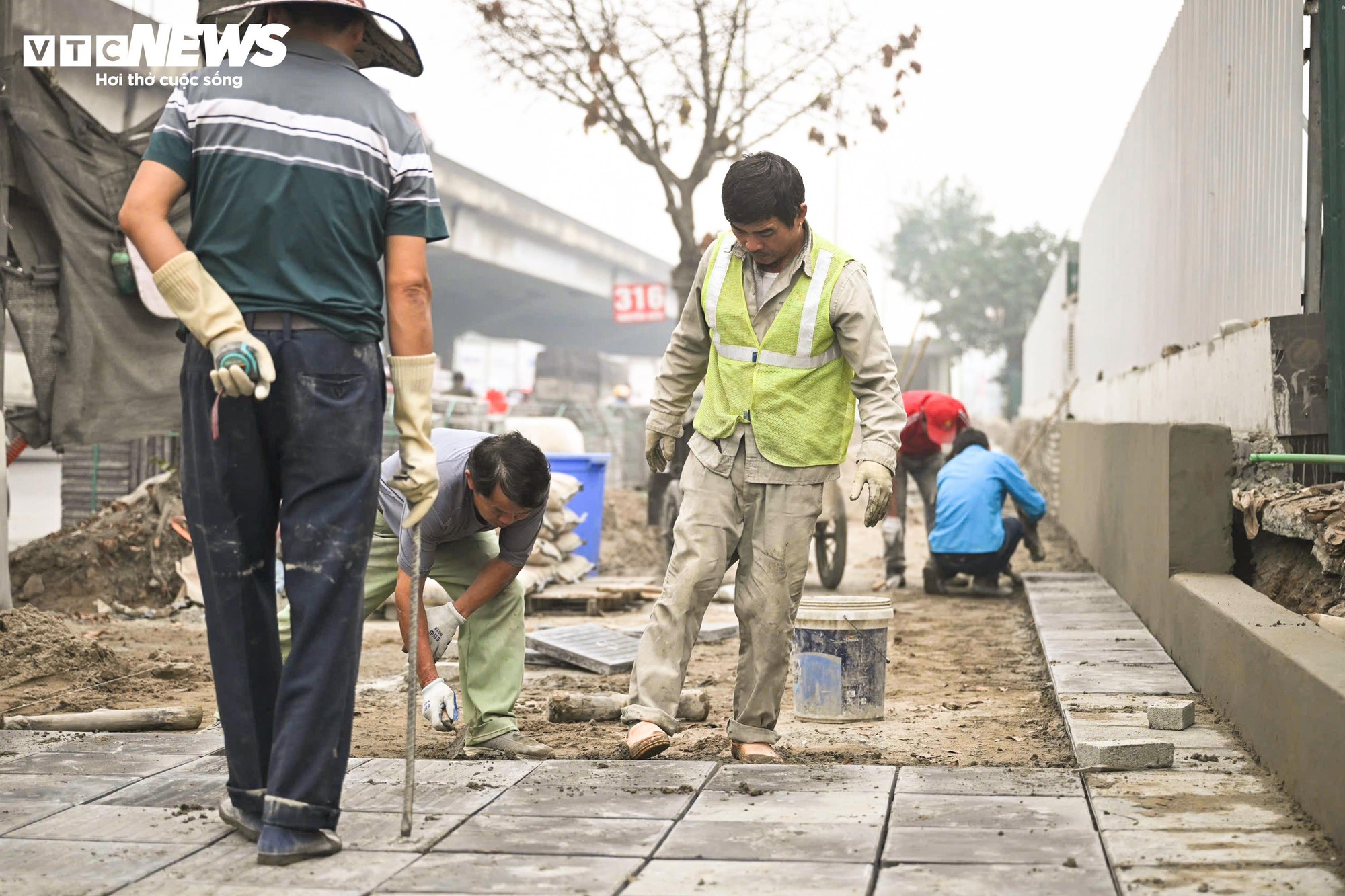 Hà Nội ô nhiễm không khí thứ 3 thế giới , người dân lo lắng về sức khỏe - Ảnh 12.