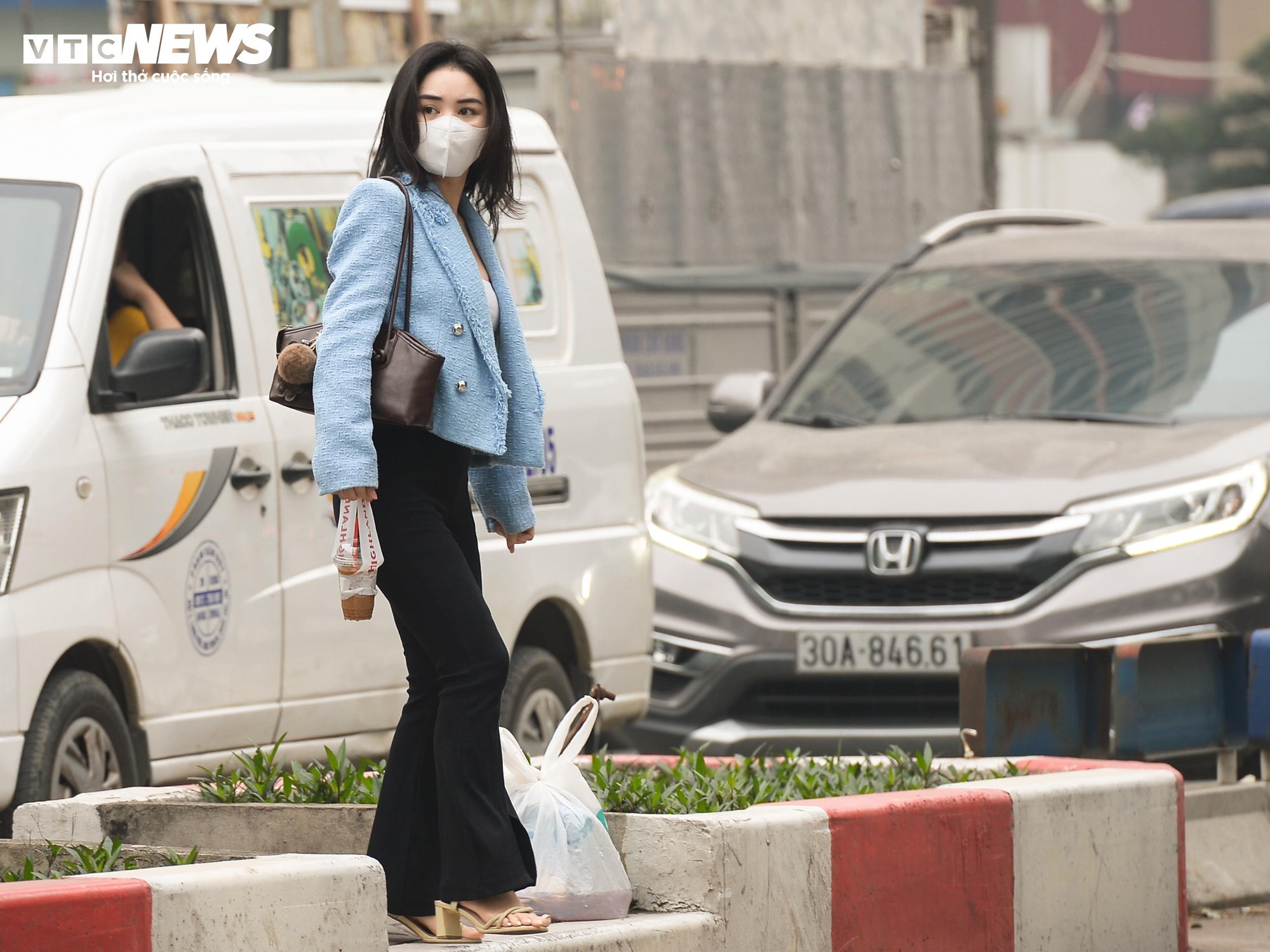 Hà Nội ô nhiễm không khí thứ 3 thế giới , người dân lo lắng về sức khỏe - Ảnh 7.