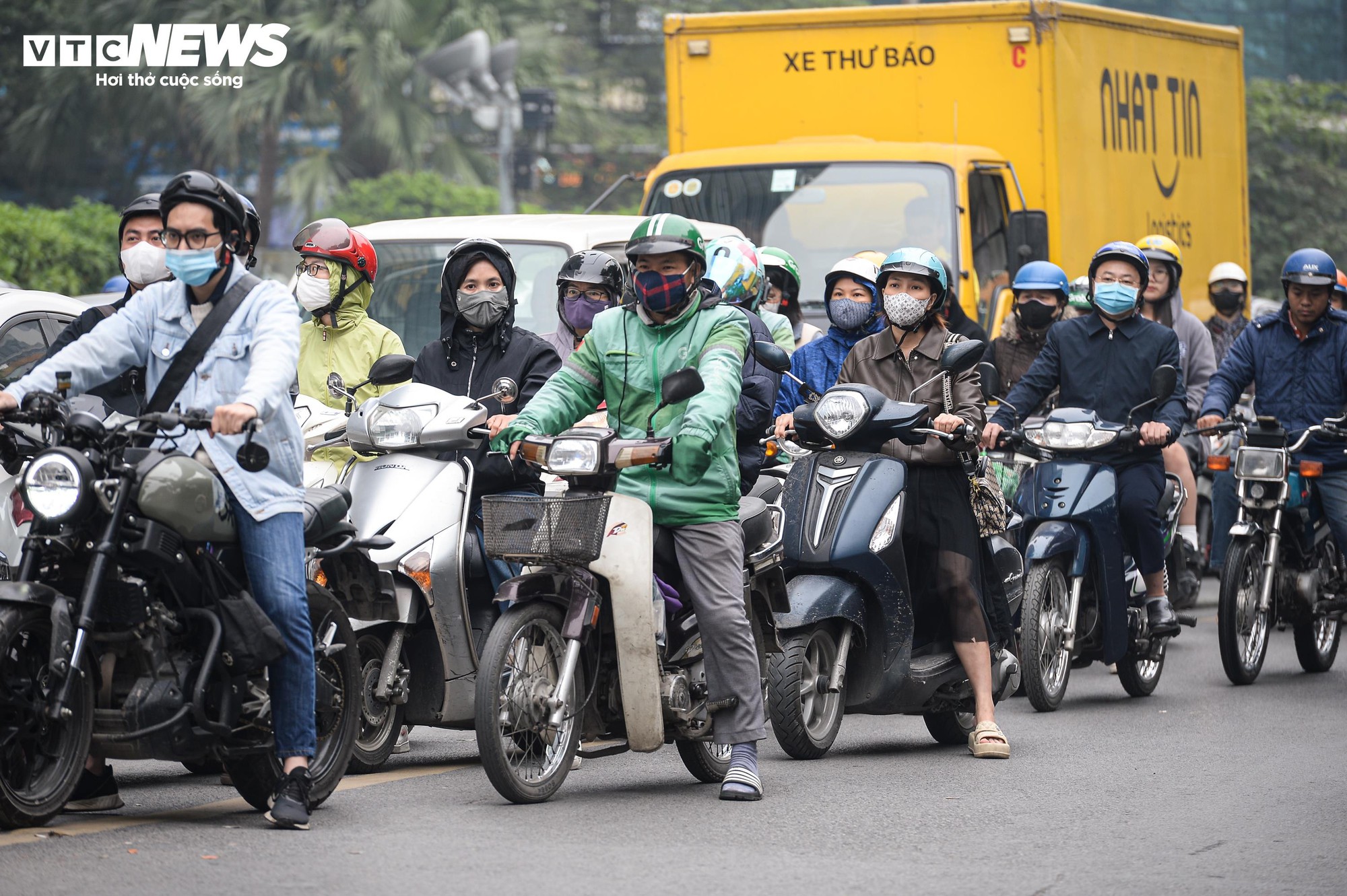 Hà Nội ô nhiễm không khí thứ 3 thế giới , người dân lo lắng về sức khỏe - Ảnh 10.