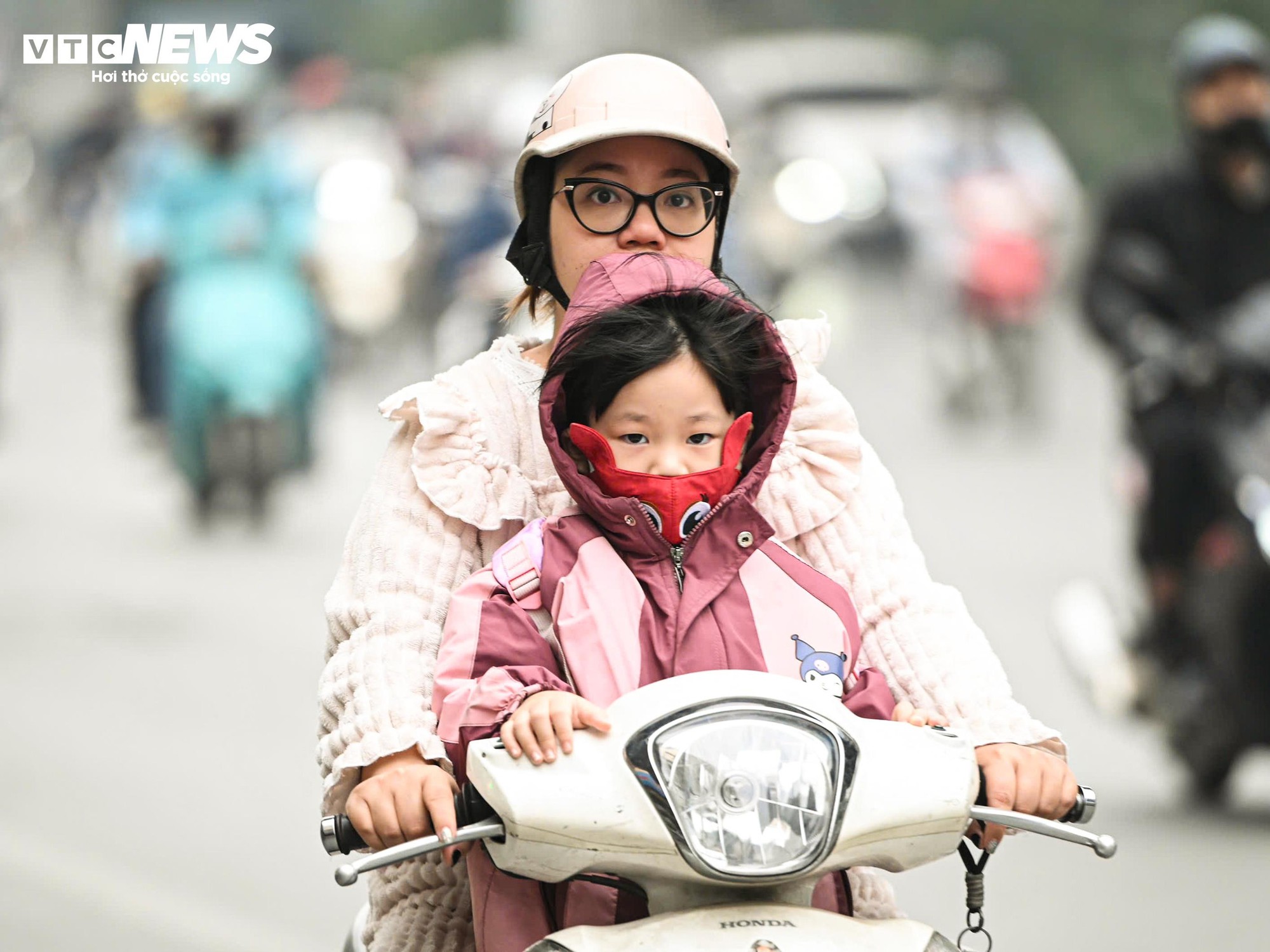 Hà Nội ô nhiễm không khí thứ 3 thế giới , người dân lo lắng về sức khỏe - Ảnh 14.