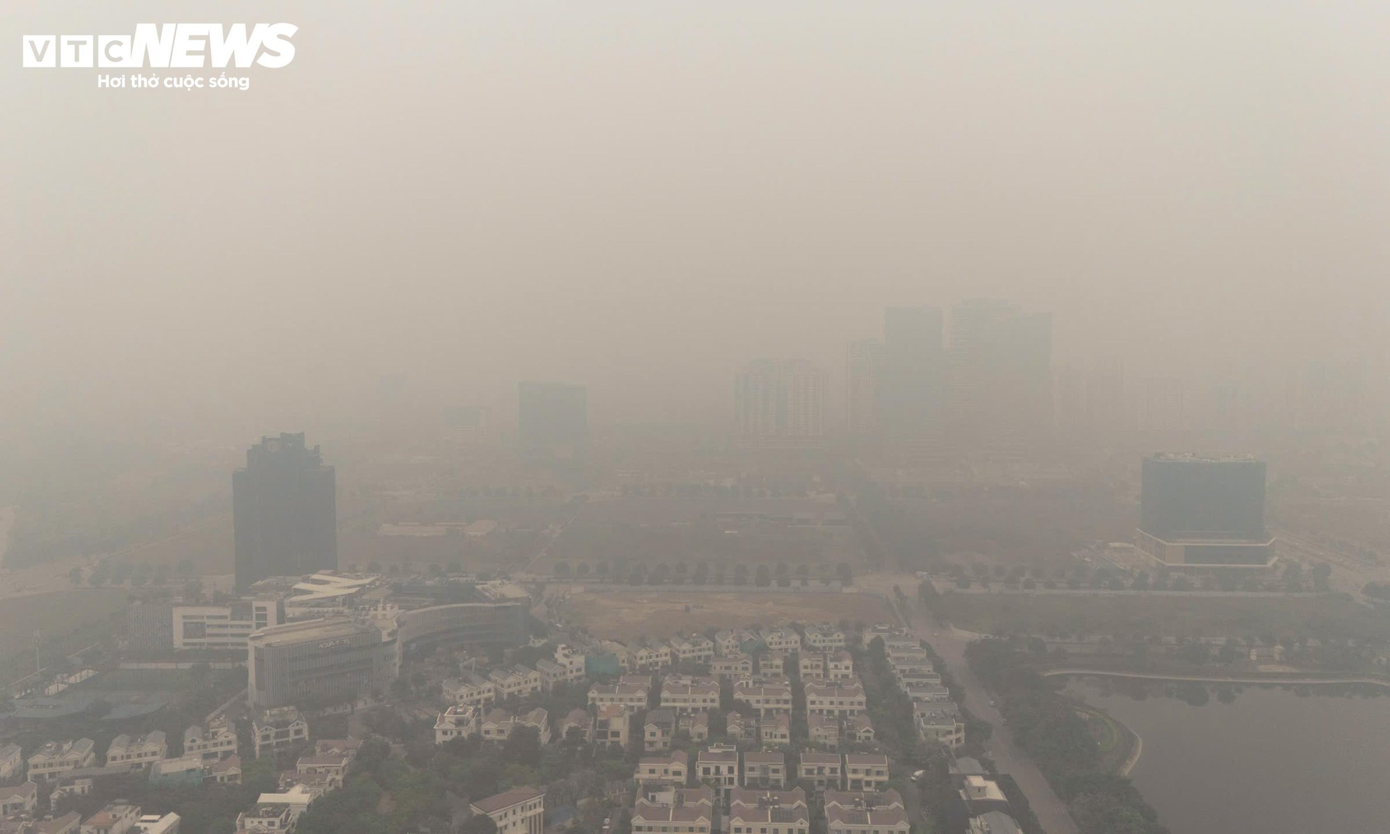 Hà Nội ô nhiễm không khí thứ 3 thế giới , người dân lo lắng về sức khỏe - Ảnh 2.