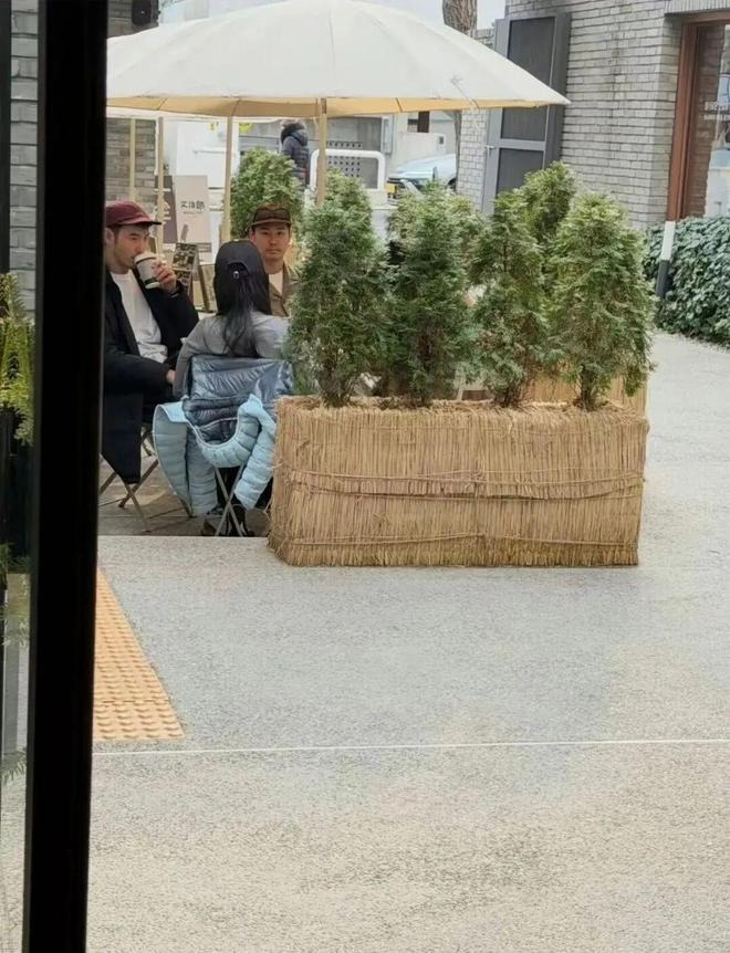 Tóm dính "trai hư showbiz" U45 bay sang tận Hàn Quốc hẹn hò nữ sinh viên bốc lửa kém 20 tuổi - Ảnh 3. Tóm dính "trai hư showbiz" U45 bay sang tận Hàn Quốc hẹn hò nữ sinh viên bốc lửa kém 20 tuổi - Ảnh 3.