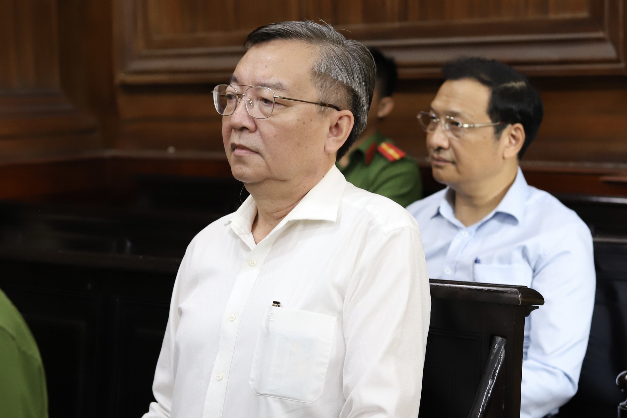 Cựu Giám đốc Sở GD - ĐT TPHCM cùng phó Giám đốc nhận án treo và tù giam - Ảnh 1.