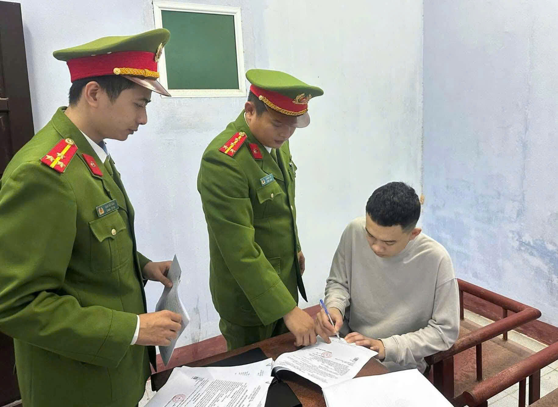 Khởi tố Võ Ngọc Hoàng - người lao ô tô lên vỉa hè, tông 4 người bị thương - Ảnh 1. Khởi tố Võ Ngọc Hoàng - người lao ô tô lên vỉa hè, tông 4 người bị thương - Ảnh 1.