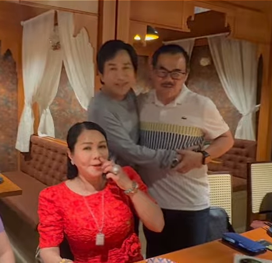 Nữ NSƯT từ Mỹ dẫn chồng về thăm "người tình sân khấu"- Ảnh 2.