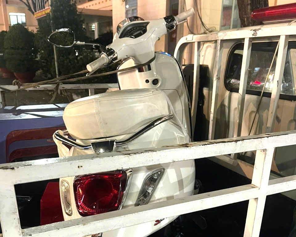 Triệu tập cô gái chạy xe máy buông tay gây xôn xao ở TPHCM - Ảnh 2.