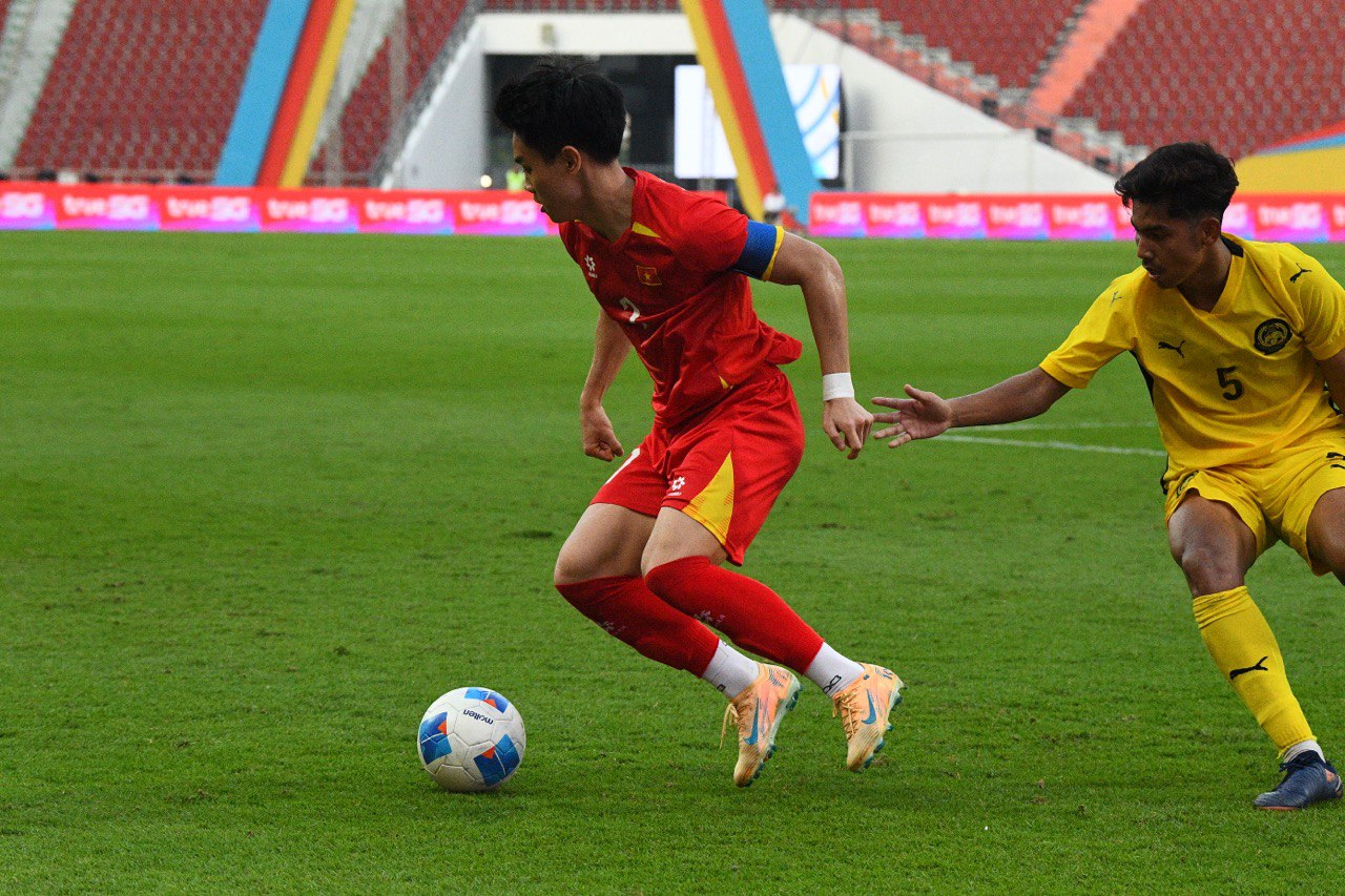 Cách hot boy đội phó U22 Việt Nam - Đình Bắc làm khổ Malaysia, xuất sắc thế nào mà HLV Kim Sang-sik khen hết lời- Ảnh 16.