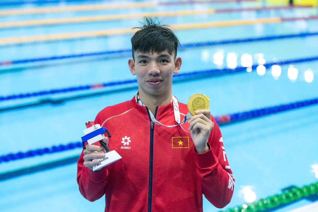 "R&aacute;i c&aacute; s&ocirc;ng Gianh" Huy Ho&agrave;ng lần thứ 5 gi&agrave;nh HCV bơi 1500m SEA Games, visual k&igrave;nh ngư HCB b&ecirc;n cạnh cũng hot kh&ocirc;ng k&eacute;m- Ảnh 1.