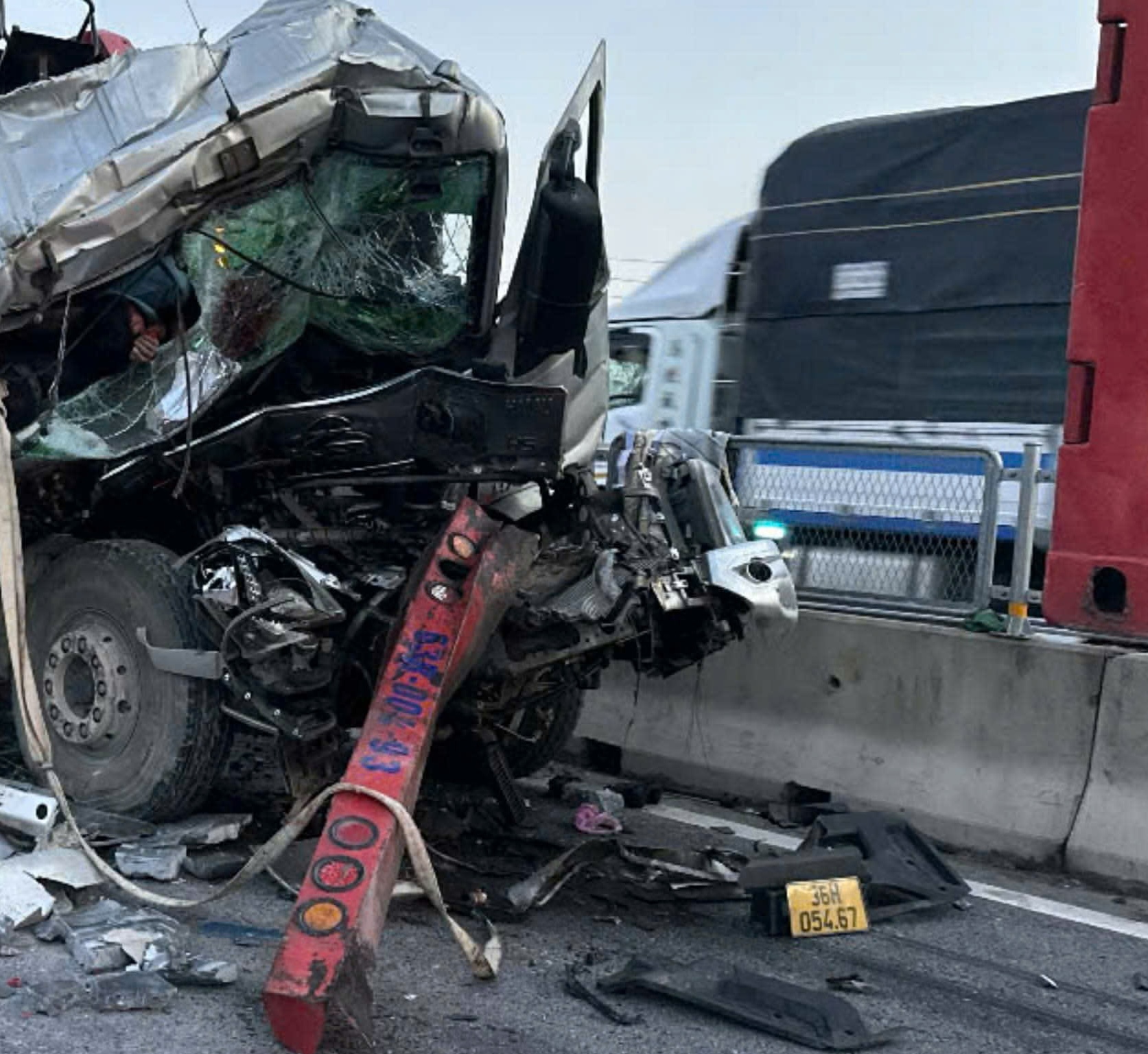Vụ tai nạn nghiêm trọng trên cao tốc Bắc - Nam khiến 2 người chết, 4 người bị thương - Ảnh 2. Vụ tai nạn nghiêm trọng trên cao tốc Bắc - Nam khiến 2 người chết, 4 người bị thương - Ảnh 2.