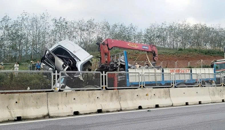 Vụ tai nạn nghiêm trọng trên cao tốc Bắc - Nam khiến 2 người chết, 4 người bị thương - Ảnh 1. Vụ tai nạn nghiêm trọng trên cao tốc Bắc - Nam khiến 2 người chết, 4 người bị thương - Ảnh 1.