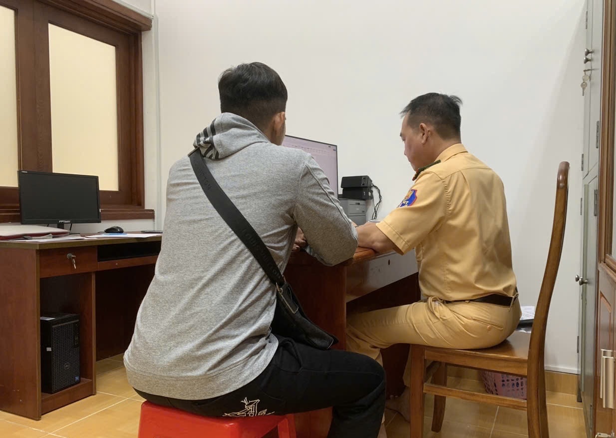 Xử phạt bốc đầu xe: Nam thanh niên bị CSGT mời lên trụ sở vì clip TikTok - Ảnh 1.