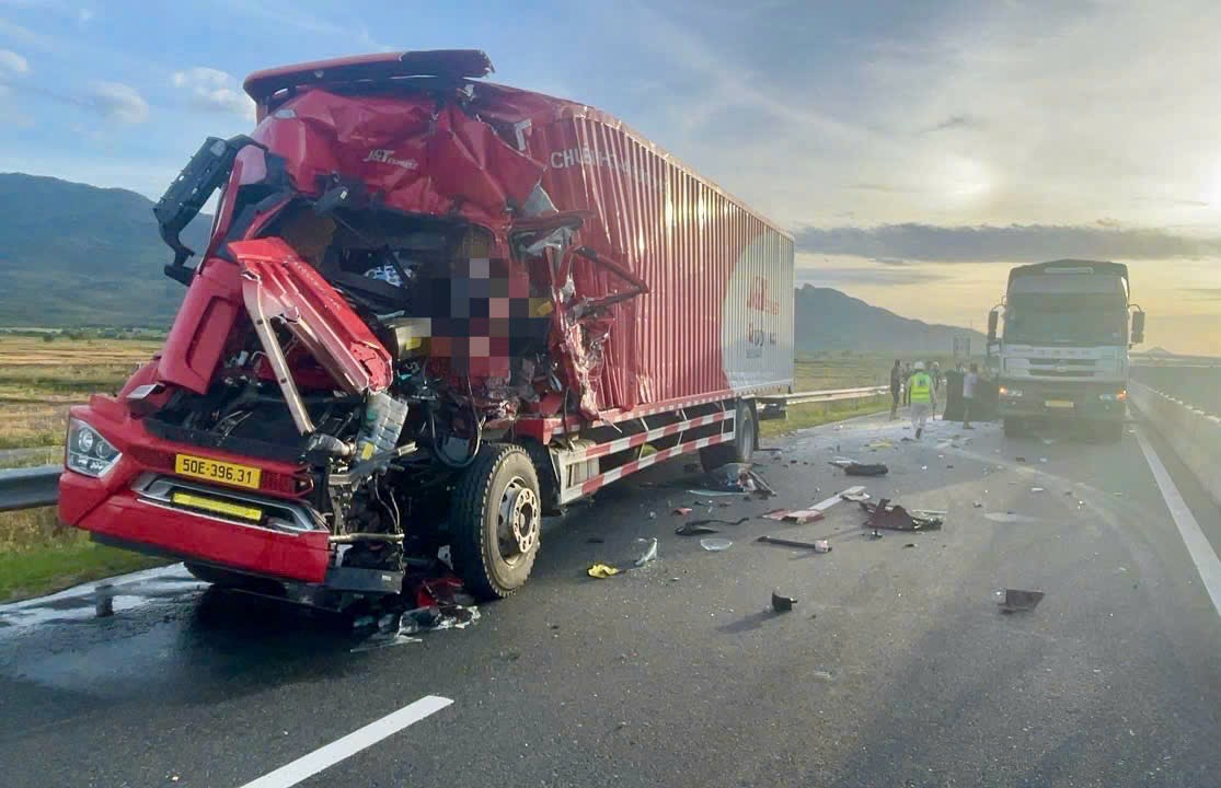 Tai nạn trên tuyến cao tốc Vĩnh Hảo – Phan Thiết, tài xế mắc kẹt cabin, giao thông gián đoạn  - Ảnh 1.