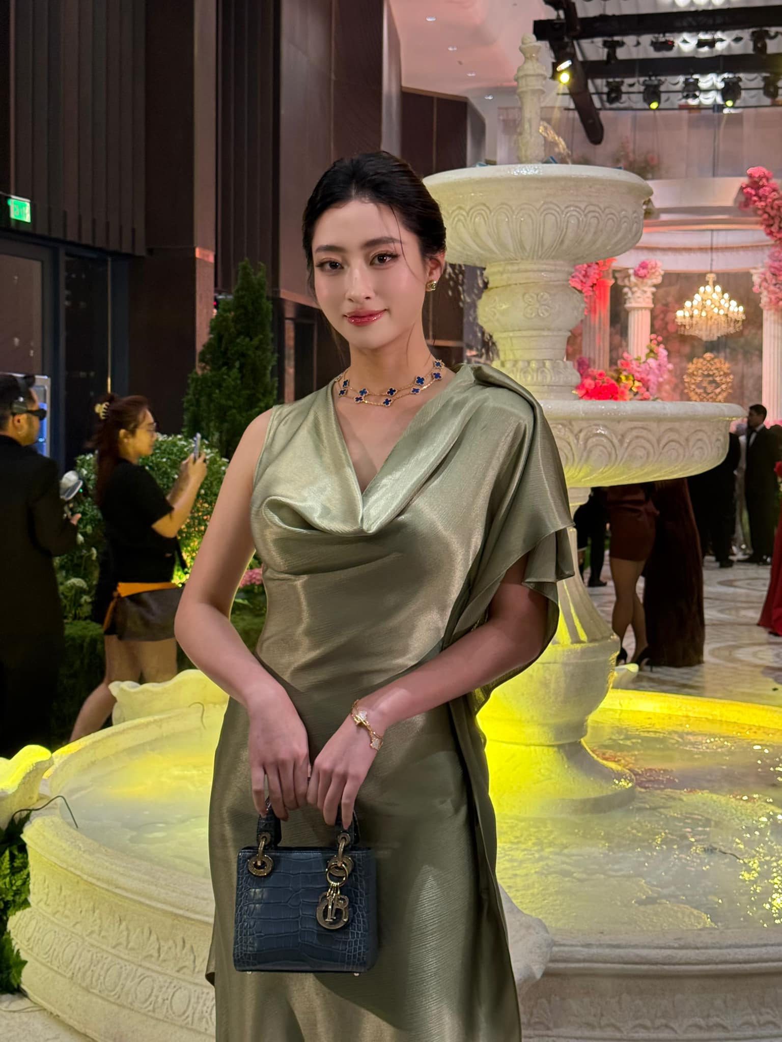 Lương Thùy Linh khoe cặp "kiếm Nhật" 1m22 trên thảm đen, nhan sắc qua camera thường lần này thế nào?- Ảnh 6. Lương Thùy Linh khoe cặp "kiếm Nhật" 1m22 trên thảm đen, nhan sắc qua camera thường lần này thế nào?- Ảnh 6.