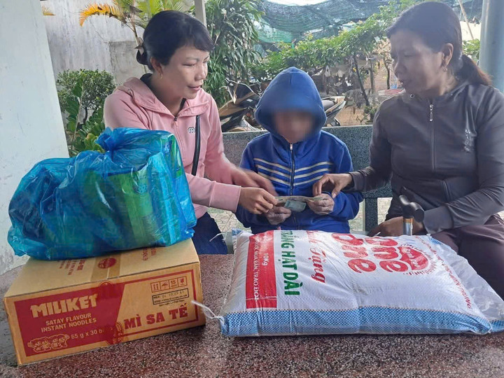 Thực hư chuyện bà lão khóc nức nở trên xe khách tuy hòa - TP . HCM - Ảnh 2.