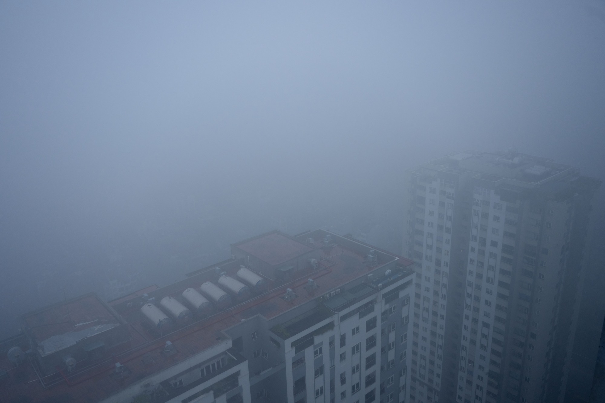 Sáng thứ Bảy, Hà Nội khác lạ khi hứng trọn combo sương mù, ô nhiễm, mưa lạnh- Ảnh 14. Sáng thứ Bảy, Hà Nội khác lạ khi hứng trọn combo sương mù, ô nhiễm, mưa lạnh- Ảnh 14.