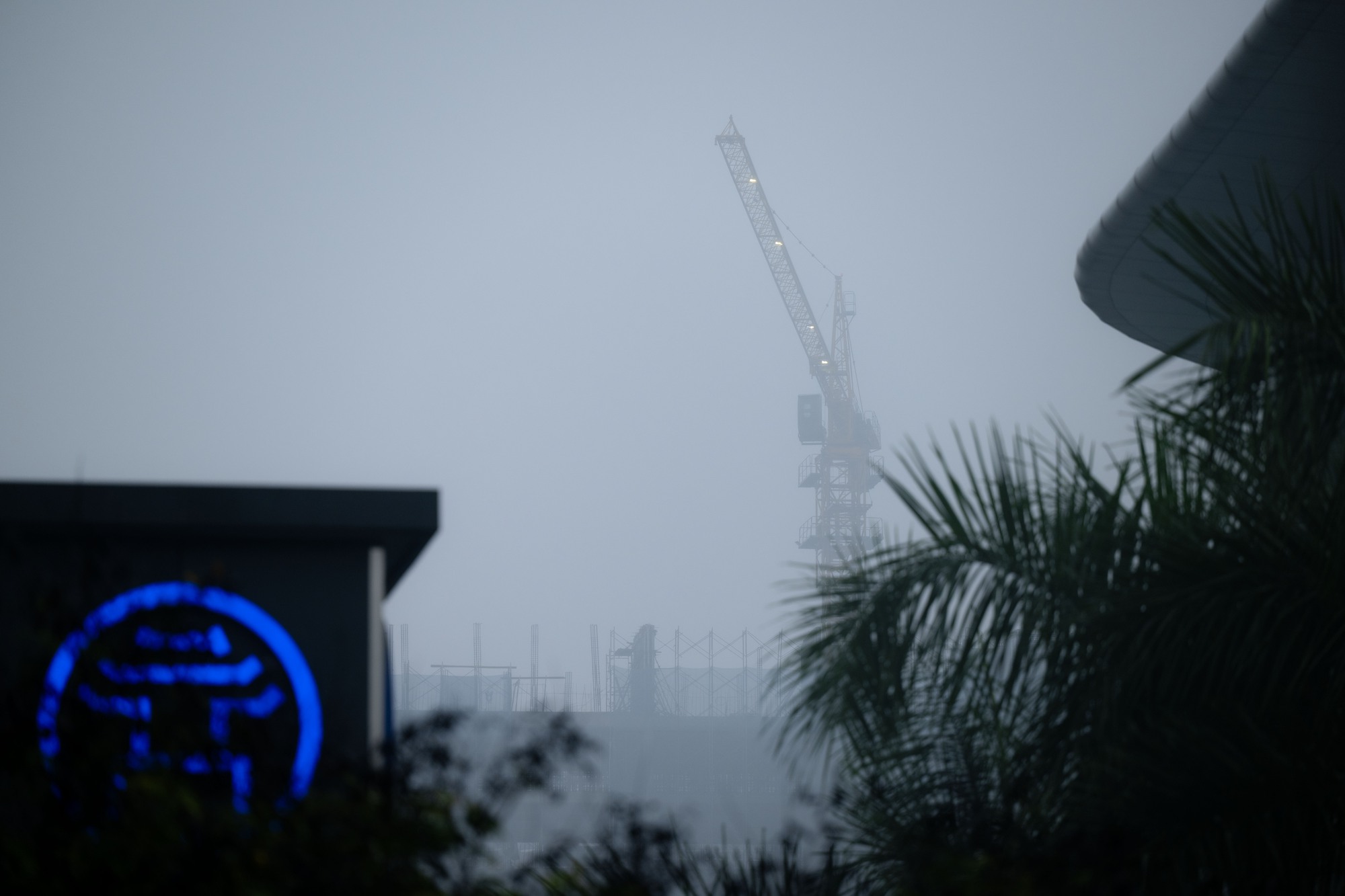 Sáng thứ Bảy, Hà Nội khác lạ khi hứng trọn combo sương mù, ô nhiễm, mưa lạnh- Ảnh 8. Sáng thứ Bảy, Hà Nội khác lạ khi hứng trọn combo sương mù, ô nhiễm, mưa lạnh- Ảnh 8.