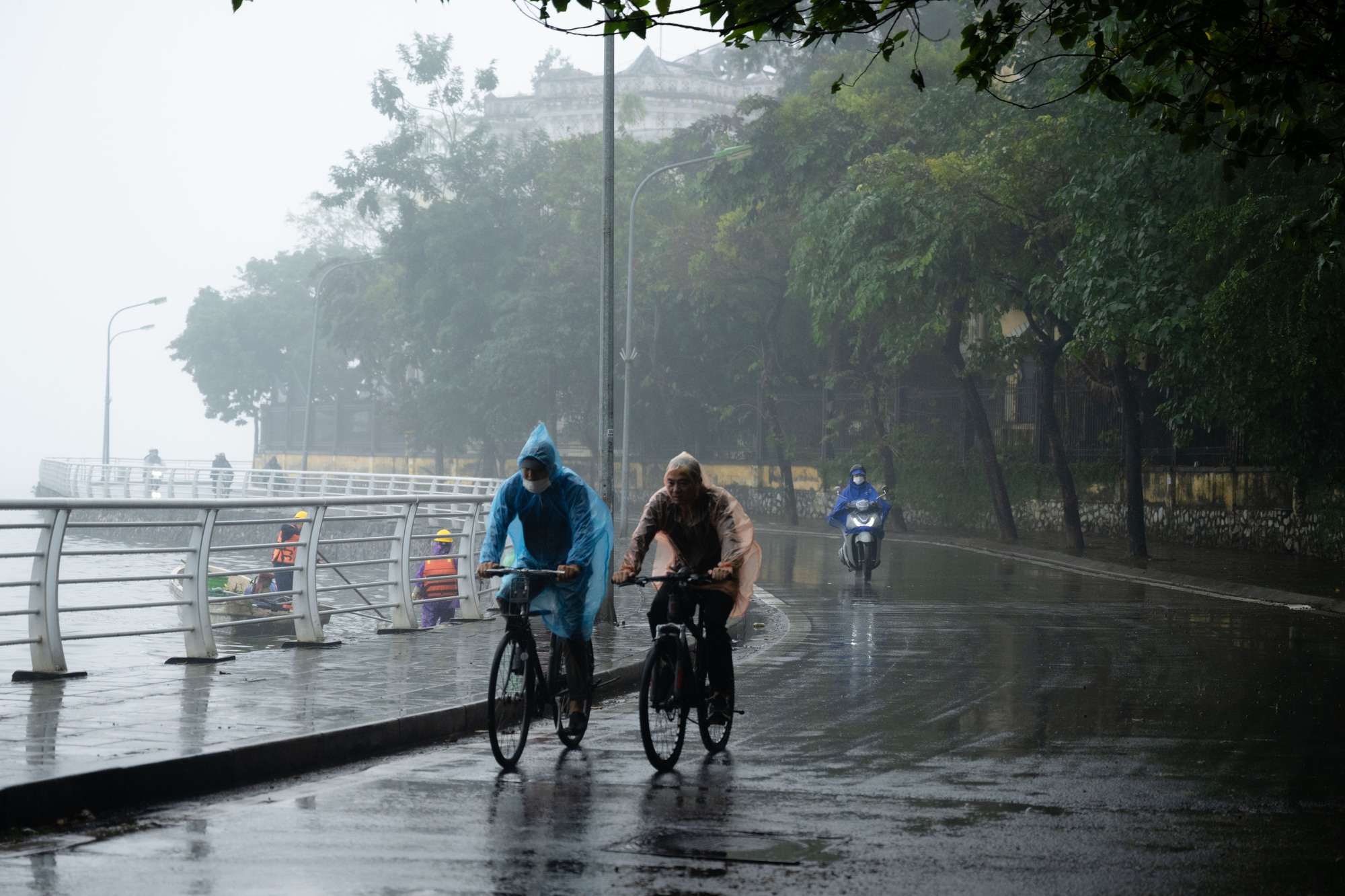Sáng thứ Bảy, Hà Nội khác lạ khi hứng trọn combo sương mù, ô nhiễm, mưa lạnh- Ảnh 5. Sáng thứ Bảy, Hà Nội khác lạ khi hứng trọn combo sương mù, ô nhiễm, mưa lạnh- Ảnh 5.